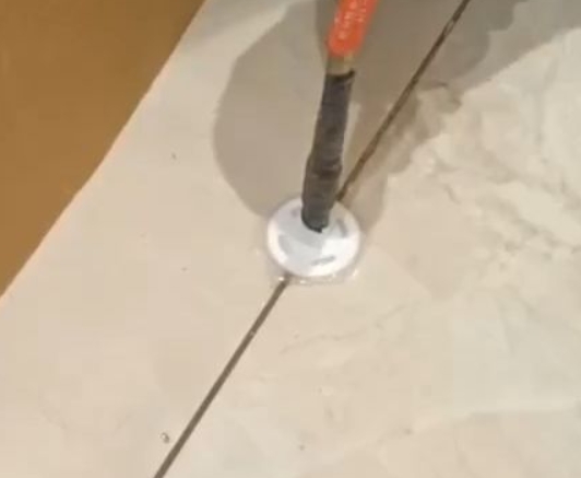 郧阳瓷砖空鼓维修公司专业解答瓷砖在铺贴过程中，如果没有涂抹均匀到位的粘结材料（如水泥砂浆或瓷砖胶），可能会导致以下问题