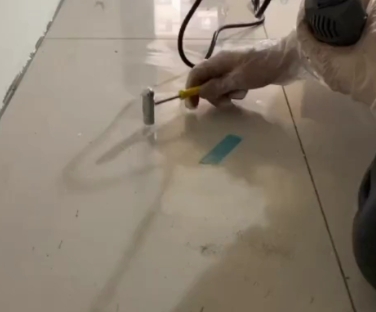 郧阳瓷砖开裂维修公司专业分享瓷砖在铺贴前如果没有沥干水分，将会导致以下问题